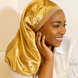 Woman wearing a gold satin long bonnet – Aloumbabelle.
